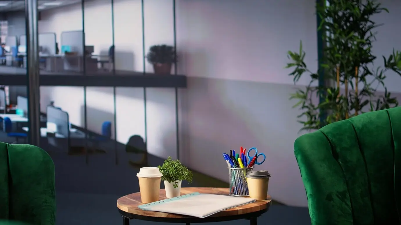 Ein Führungskräfte-Arbeitsplatz verfügt über einen digitalen Monitor mit Finanzdiagrammen.