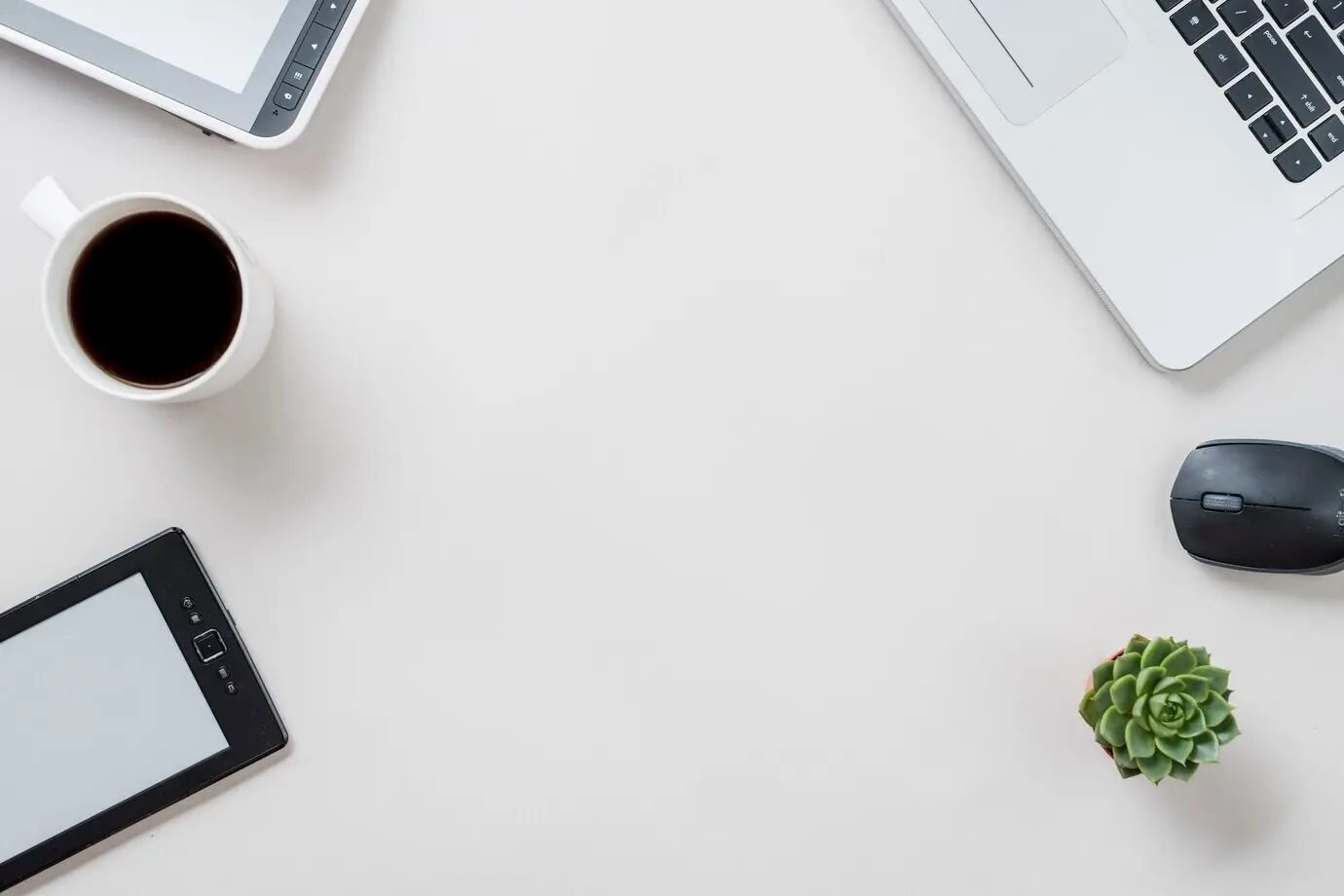 Kaffee und Pflanze in der Nähe von Technologien